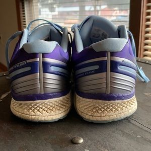 Supinated Saucony running shoes